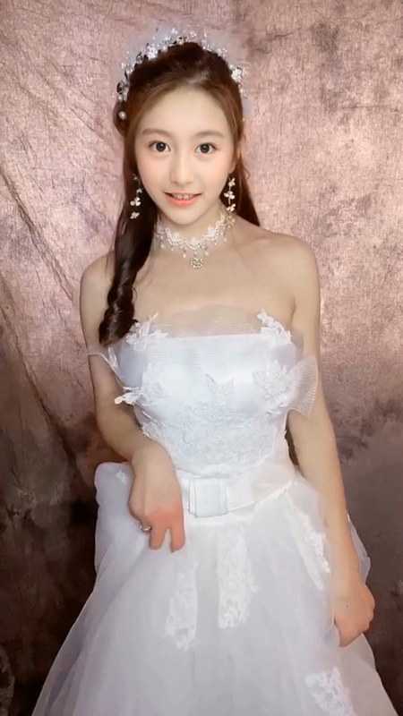 明星颜值新娘子拍婚纱的时候背着老公偷偷拍了一套裸体写真流出[MP4/190M]（1）